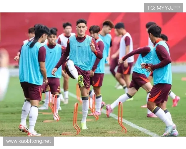 中国足球队迎战亚洲杯强敌，备战热身赛备受关注球迷期待