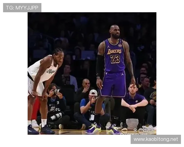湖人队与快船队激战成焦点 詹姆斯与伦纳德对决引爆全场热情